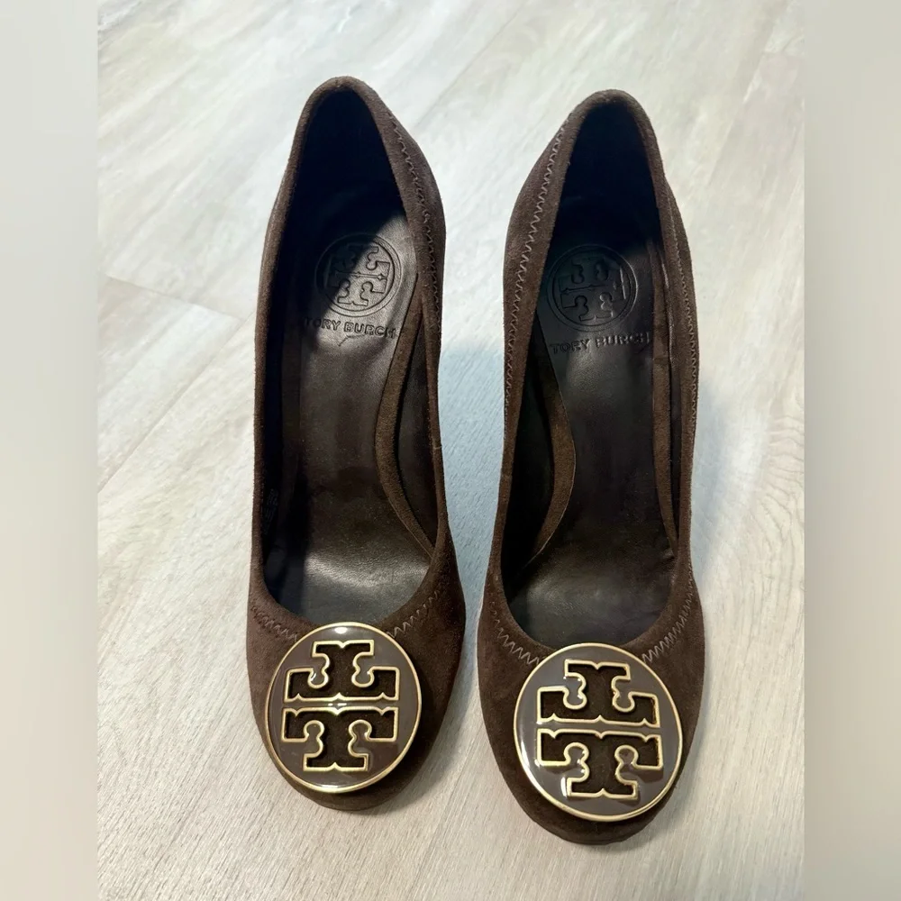 Tory Burch Sophie Brown Suede Wedge Pumps Round Logo  Shoe Size US 5